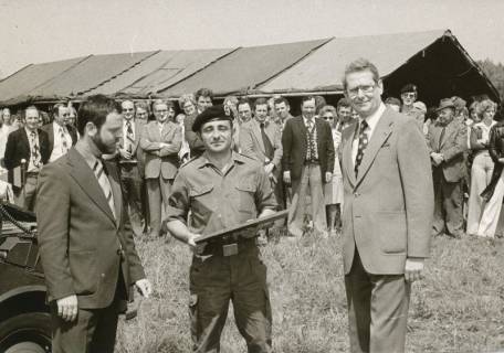 ARH Slg. Bartling 318, Städtische Bedienstete beim Betriebsausflug als Gäste der Bundeswehr in der Kaserne Luttmersen, 1975