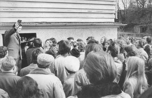 ARH Slg. Bartling 322, Öffentliche Versteigerung von Fundsachen durch Amtsinspektor Klaus Biesenthal (li.), 1974