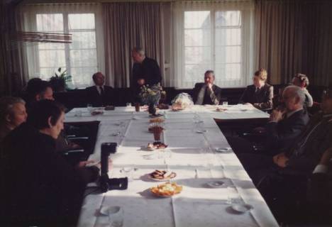 ARH Slg. Bartling 324, Bürgermeister Henry Hahn gratuliert dem Städtischen Rat Erhard Korner (li.) zum 25jährigen Dienstjubiläum, um 1980