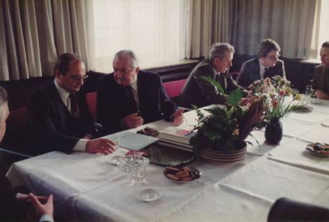 ARH Slg. Bartling 326, Bürgermeister Henry Hahn gratuliert dem Städtischen Rat Erhard Korner (li.) zum 25jährigen Dienstjubiläum, um 1980