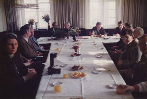 ARH Slg. Bartling 327, Bürgermeister Henry Hahn gratuliert dem Städtischen Rat Erhard Korner (hinten li.) zum 25jährigen Dienstjubiläum, um 1980