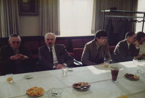 ARH Slg. Bartling 329, Bürgermeister Henry Hahn gratuliert dem Städtischen Rat Erhard Korner (hinten li.) zum 25jährigen Dienstjubiläum, um 1980