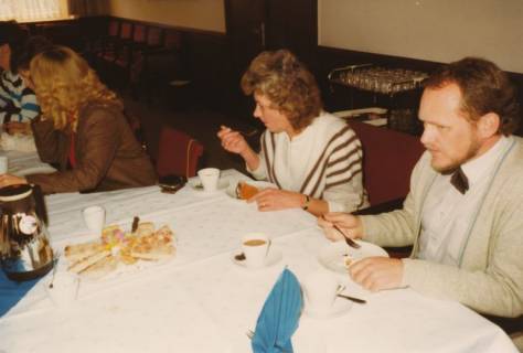 ARH Slg. Bartling 331, Kolleginnen und Kollegen bei der Feier zum 25jährigen Dienstjubiläum des Städtischen Rats Erhard Korner, um 1980