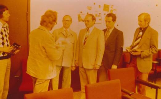 ARH Slg. Bartling 343, Übergabe eines frisch gedruckten Gästeführers an die Herren Gerhard Bednarski (v. l.), Erhard Korner, Horst Dettmann, Hans Tegtmeier, um 1975