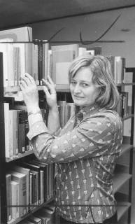 ARH Slg. Bartling 344, Frau Gisela Kapp, städtische Bücherei, am Regal stehend, 1974