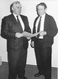 ARH Slg. Bartling 349, Hans-Günter Jabusch, Stadtkämmerer, daneben stehend Willi Thies, Gemeindedirektor von Poggenhagen, um 1974