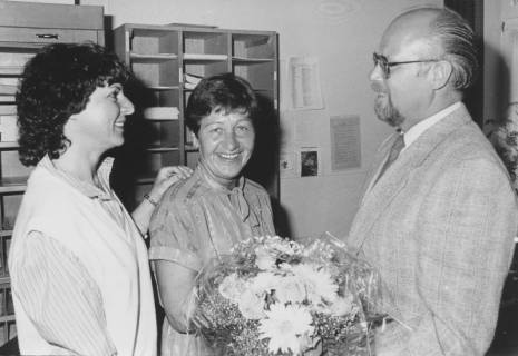 ARH Slg. Bartling 352, Überreichung eines Blumenstraußes in der Stadtverwaltung (v. l.: Marie-Luise Hein, Margot Ahrbecker, Ludwig Borchers), um 1980