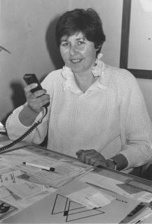 ARH Slg. Bartling 359, Städtische Angestellte am Schreibtisch sitzend mit Diktiergerät, um 1980
