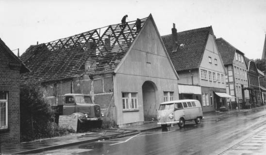 ARH Slg. Bartling 362, Mittelstraße, Abriss des Hauses Kallmeyer, Blick von der gegenüberliegenden Straßenseite nach Südosten, 1969