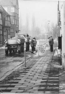 ARH Slg. Bartling 384, Mitarbeiter des Bauhofs räumen den Schneerest in der Mittelstraße, 1970