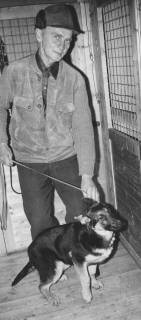 ARH Slg. Bartling 387, August Bolz (ehrenamtl. Leiter) mit Hund im Tierheim, 1971