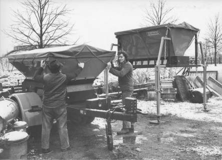 ARH Slg. Bartling 388, Ein Anhänger mit Streusalz wird für den Einsatz vorbereitet, 1974