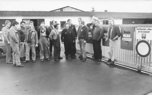 ARH Slg. Bartling 396, Warnstreik (ÖTV) von Arbeitern vor dem städtischen Betriebshof, um 1974