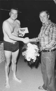 ARH Slg. Bartling 410, Dem 500.000. Badegast wird von Helmut Janssen ein Blumenstrauß überreicht, 1974