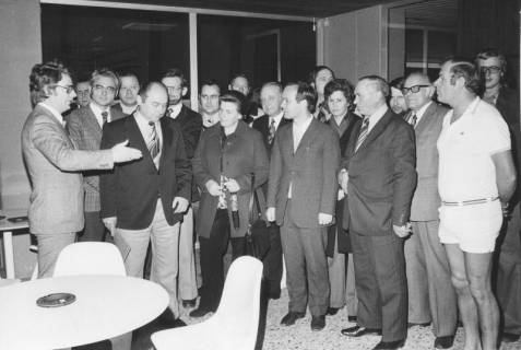 ARH Slg. Bartling 414, Stadtrat Gernot Feldmann (daneben mit gebeugtem Haupt Heinz Busse) begrüßt als Gäste im Hallenbad Mitglieder von Sportausschüssen des Landkreises Rinteln, 1974