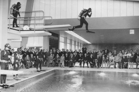 ARH Slg. Bartling 432, Am Beckenrand sitzende Kreistagsmitglieder beobachten Männer in Taucherausrüstung beim Sprung vom Drei-Meter-Brett , 1972