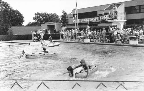 ARH Slg. Bartling 438, Kinderbelustigung im Freibad, Schlauchbootrennen, 1974