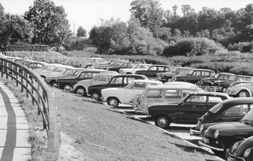 ARH Slg. Bartling 440, Stark frequentierter Parkplatz der PKWs gegenüber dem Eingang zum Bad in der Leinemasch vor dem Kriegerdenkmal, um 1970