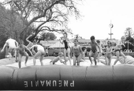 ARH Slg. Bartling 448, Kinderbelustigung auf der Liegewiese: "Pneumanie"-Luftkissen mit hüpfenden Kindern, um 1970