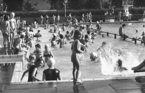 ARH Slg. Bartling 451, Reger Badebetrieb mit zahlreichen Kindern im Nichtschwimmerbecken, um 1970