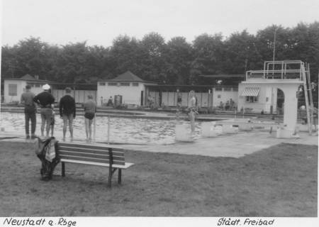 ARH Slg. Bartling 463, Blick über das Schwimmerbecken auf das Servicegebäude, rechts der 3m-Sprungturm (3 Ex.), um 1970