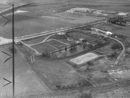 ARH Slg. Bartling 464, Blick auf die alte Kläranlage mitsamt Bauhof an der Leinstraße nach Nordwesten, im Hintergrund die im Bau befindliche Kooperative Gesamtschule (KGS), 1973