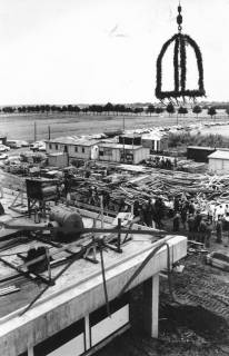 ARH Slg. Bartling 466, Bau der neuen Kläranlage an der Empeder Straße, Setzung des Richtkranzes mit Blick auf die Baustelle aus der Vogelperspektive, um 1974