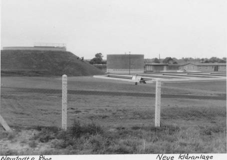 ARH Slg. Bartling 467, Neue Kläranlage an der Empeder Straße, Blick von außen durch den Zaun auf die Türme und die Baracken, um 1974