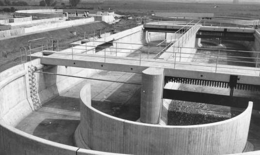 ARH Slg. Bartling 469, Bau der neuen Kläranlage an der Empeder Straße, Blick in die leeren Klärbecken, 1974
