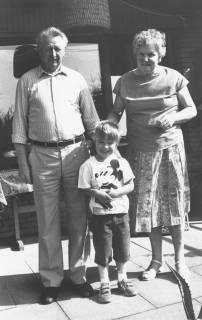 ARH Slg. Bartling 483, Lisa und Heinz Dempewolf (Elektroinstallateur Handwerksmeister bei den Stadtwerken Neustadt a. Rbge.) mit Enkel, 1970