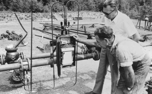 ARH Slg. Bartling 484, Kontrolle der oberirdischen Wasserleitung durch zwei Angestellte, 1979