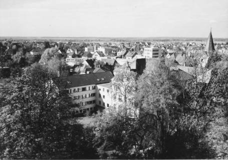 ARH Slg. Bartling 490, Blick vom Amtsgarten nach Nordwesten auf das Amtsgericht, die Sparkasse, den Liebfrauen-Kirchturm, um 1975