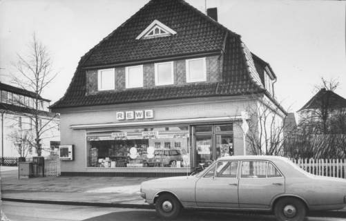 ARH Slg. Bartling 497, Fassade des Lebensmittel-Einzelhandelsgeschäfts "Rewe", Wunstorfer Straße 37, um 1970
