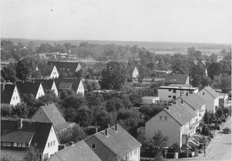 ARH Slg. Bartling 499, Blick vom Turm der katholischen Kirche St. Peter und Paul nach Osten (Freizeitzentrum), um 1975