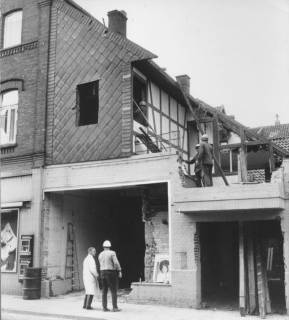 ARH Slg. Bartling 516, Umbau des Geschäftshauses der Firma Heinemann und Schrader, Drogerie, Farben und Tapeten, Marktstraße 2, Blick auf die Baustelle, um 1970