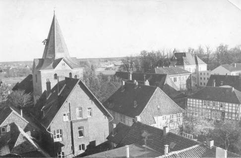 ARH Slg. Bartling 517, Blick vom Dach der Sparkasse nach Osten auf die Leinewiesen über den Turm der Liebfrauenkirche und das Amtsgericht, 1971