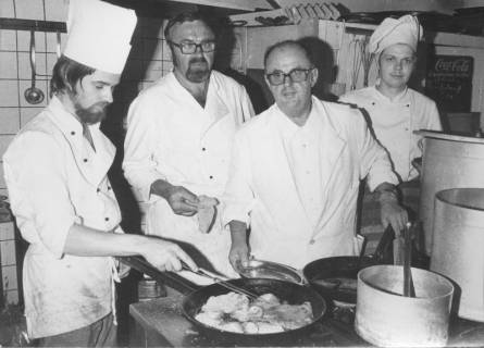 ARH Slg. Bartling 549, Hotel und Restaurant "Zum Stern", Hannoversche Straße 3, Inhaber Kurt Klockemann mit drei Mitarbeitern kochend am Herd, 1973