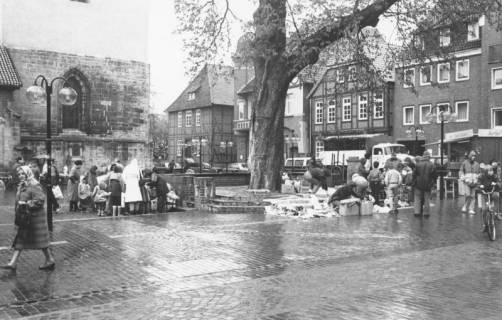 ARH Slg. Bartling 553, Verregneter Markt, unter der Kastanie ein Flohmarkt, um 1980