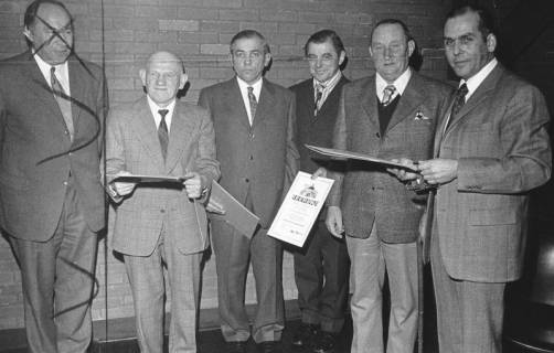 ARH Slg. Bartling 596, Kreislandvolk-Vorsitzender Friedrich Rohde (rechts) überreicht vier Landwirten eine Ehrenurkunde, 1974