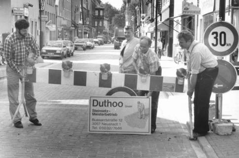 ARH Slg. Bartling 605, Beseitigung der Absperrung der neu sanierten Leinstraße durch die Firma Duthoo GmbH , um 1980