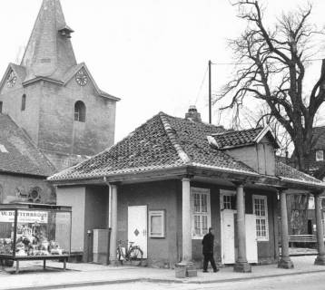 ARH Slg. Bartling 621, Alte Wache vor der Sanierung, daneben ein Schaukasten der Firma W. Butterbrodt, im Hintergrund der Kirchturm, um 1970