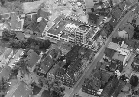 ARH Slg. Bartling 624, Viertel zwischen Marktstraße und Liebfrauenkirche mit dem neuen Gebäude der Kreissparkasse Neustadt, 1974