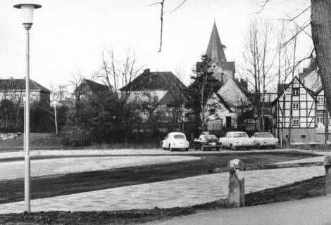 ARH Slg. Bartling 649, Ansicht der Altstadt von Osten (Löwenbrücke) über den Parkplatz auf die Kirche, 1970