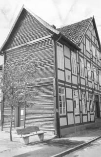 ARH Slg. Bartling 657, An der Liebfrauenkirche 7 (Museum zur Stadtgeschichte), Fachwerkhaus mit provisorisch verbrettertem Giebel nach Abriss des Nebengebäudes, um 1970