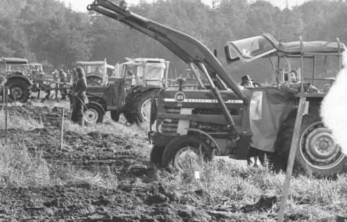 ARH Slg. Bartling 659, Kreisleistungspflügen in Mecklenhorst, Trecker an der Startlinie, 1973