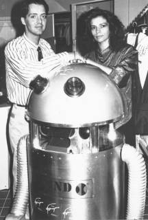 ARH Slg. Bartling 661, Mann und Frau stellen einen Roboter im Werbeeinsatz in einem Bekleidungsgeschäft vor, um 1985