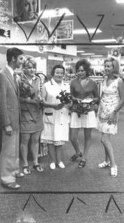 ARH Slg. Bartling 671, Marktstraße 26/27: Kaufmann Klaus Hibbe (li.) und Ehefrau Erika (re.) überreichen drei Mitarbeiterinnen einen Blumenstrauß im Verkaufsraum, 1972