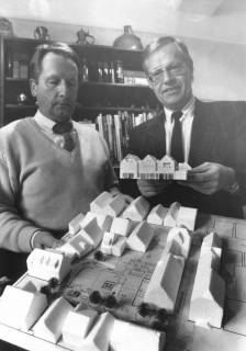 ARH Slg. Bartling 698, Leinstraße 5-7, Bettenhaus Kollmeyer, Inhaber Kaufmann Ulrich Kollmeyer (l.) betrachtet zusammen mit ?? das Modell des Neubaus , um 1970