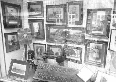 ARH Slg. Bartling 699, Mittelstraße 28, Foto-Fachgeschäft Adolf Köster, Blick von außen ins Schaufenster, gestaltet zum Thema: 150 Jahre Photographie, um 1970
