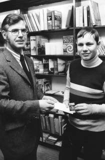 ARH Slg. Bartling 708, Windmühlenstraße 28, J. Frerk & Co. - Buchhandlung (Buchbinderei Poppe), Inhaber Waldemar Duda überreicht einem Schüler einen Preis "Rübi 72", 1972